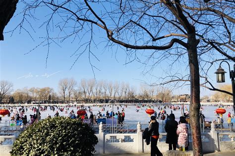 实拍北京什刹海冰场，环境简陋，门票却要80元，游客直呼：太贵！