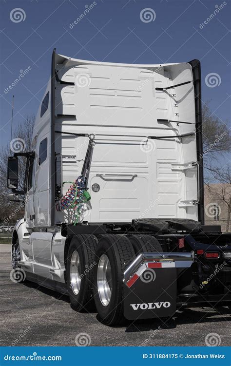 Volvo Big-Rig Trucks 的图像结果