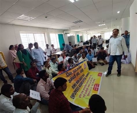 RIMS Ranchi: रिम्स कर्मचारियों ने निदेशक का किया घेराव... उग्र प्रदर्शन ...