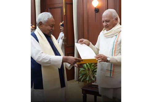 नीतीश कुमार ने राजभवन पहुंचकर सीएम पद से दिया इस्तीफा, राज्यपाल से ...