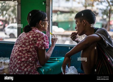 Mynmar Local People From City 的图像结果