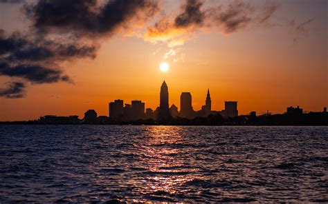 Download wallpaper 1680x1050 sea, waves, city, buildings, sunset ...