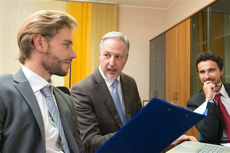 Business People at Work 的图像结果