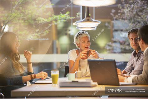 Business People Talking 的图像结果