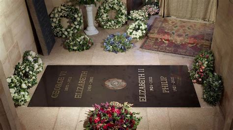 英女王长眠地墓碑照片首次曝光：与丈夫家人长眠，名字同刻墓碑上_新浪新闻