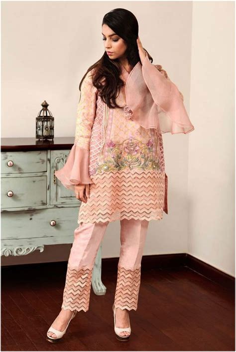 एक ही रंग से बने सूट, पर इतने सुंदर कि क्या कहने! - DusBus