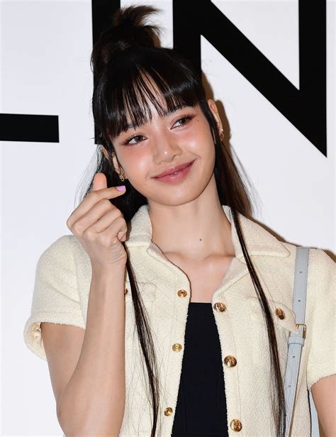 Blackpink Lisa, ‘19+ Nude Show’ stage… No top on