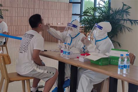 学校对暑期留校师生开展全员核酸检测-河南开封科技传媒学院