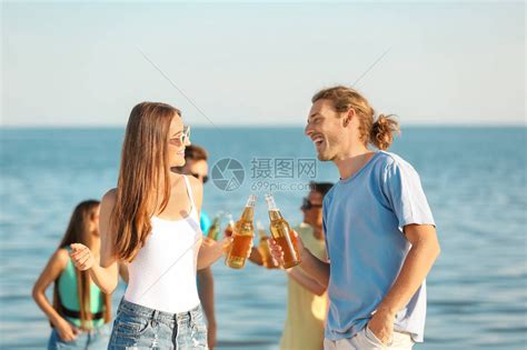 在海滩上喝啤酒的朋友高清图片下载-正版图片506227148-摄图网