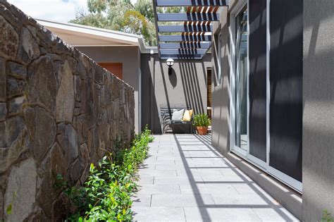 https://ifdesignexplorers.com.au/wp-content/uploads/2023/05/2-stone-wall-courtyard-design-exterior-design.jpg