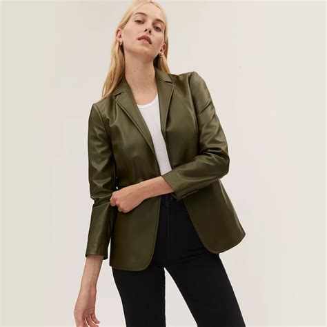 7 Outfits To Hop On The Y2K Trend