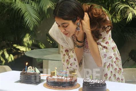 Janhvi KapoorJanhvi Kapoor celebrates her birthday with the paparazzi ...