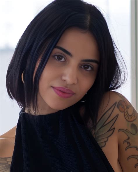 Azzy Star (Model) Family, Husband, Wiki, Age, Net Worth, Videos & Photos