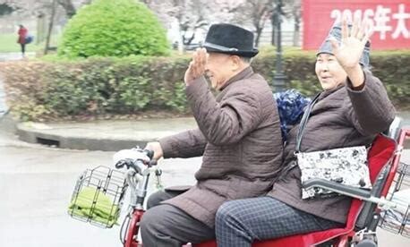 风雨中辗转20公里 荆州八旬夫妻骑车寻钱包失主-新闻中心-荆州新闻网
