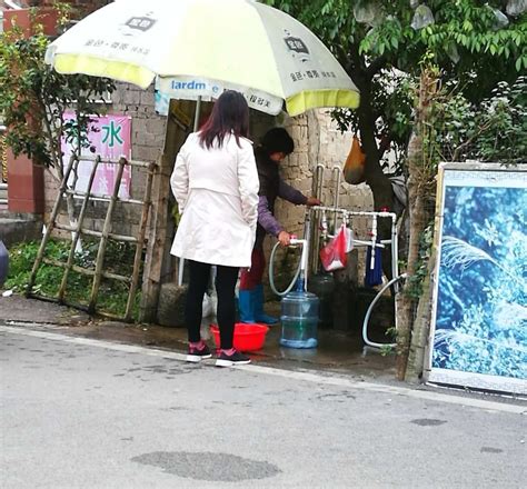 气温回升冰雪消融！京郊山泉水引来市民排队取水，直接饮用安全吗？_新浪新闻