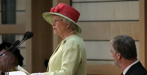 Queen Elizabeth, First British Monarch to Accede to Throne After India ...