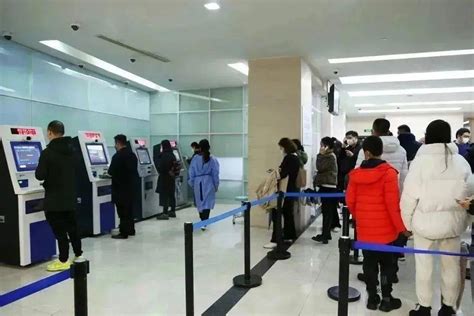 上海出入境窗口全量开放 建议申请人提前预约错峰办理_办证_证件_等候时间
