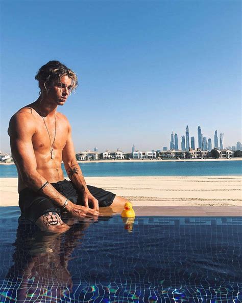 Jay Alvarez in Dubai | Surfer jungs, Haare männer, Hübsche männer