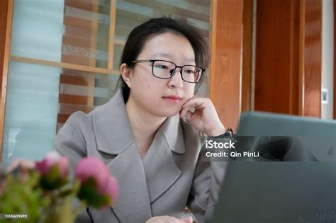 Women at Computer Work 的图像结果