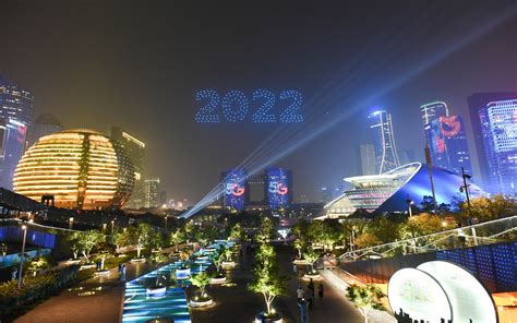 杭州上演城市灯光秀 250架无人机组“2022”图案迎亚运-新闻频道-长城网