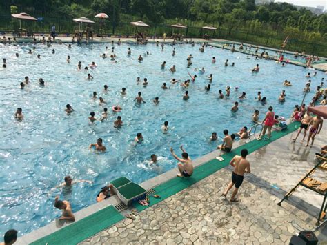 桂林伏波山游泳大队伍，夏天户外游泳要小心，注意安全才能畅游 - YouTube