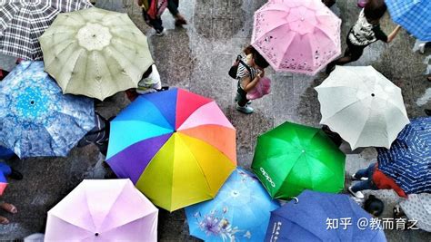 江苏连云港一小学不让学生打伞进校园，没带雨衣就淋雨进去——太教条 - 知乎