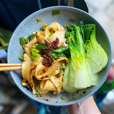 Bang bang noodles with chiu chow chilli and garlic • pak choi 🥬 : r ...