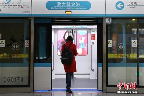 上海地铁禁电子设备外放首日直击：违者不多，执法队巡视提醒