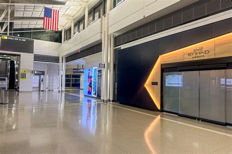 First look: Etihad quietly reopens revamped Dulles lounge ...