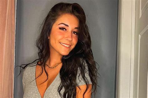 Lap dance NYPD cop Vera Mekuli encouraged to create an OnlyFans account