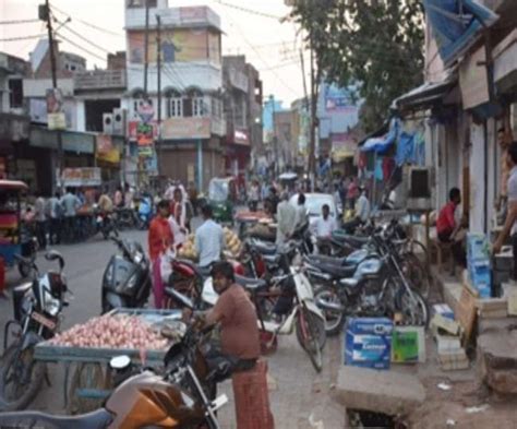 फुटपाथ पर भी लगी हैं खाने-पीने की दुकानें, पैदल चलने वालों को नहीं ...