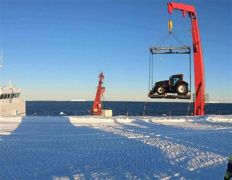 Valtra T235 Active im ewigen Eis: Ein Traktor in der Antarktis ...