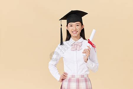 手拿毕业证的女高中生高清图片下载-正版图片501750247-摄图网