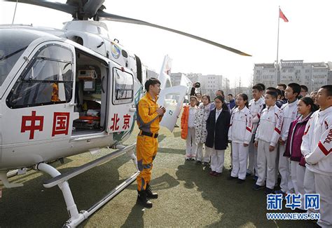 北京市红十字会999急救中心为师生们进行了生动有趣的回返式包扎应用技术互动演示_新生活网