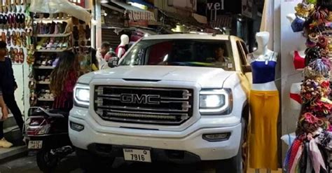 GMC Sierra Seen Driving on Narrowest Indian Streets » Car Blog India