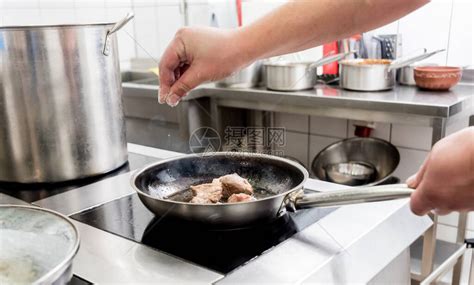 厨师在餐厅厨房煮土豆和肉片欧洲烹饪背高清图片下载-正版图片506428055-摄图网
