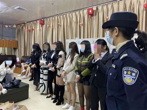 防城港：警方突击清查娱乐场所，查获有偿陪侍人员46人！_腾讯新闻
