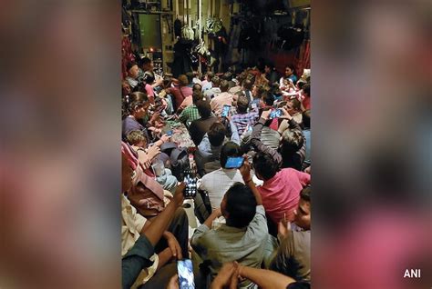 "हमारे सीने पर राइफल रखी और...": सूडान से रेस्क्यू किए गए भारतीय ने ...