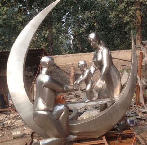 不锈钢人物雕塑--河北伊甸园园林雕塑工程有限公司
