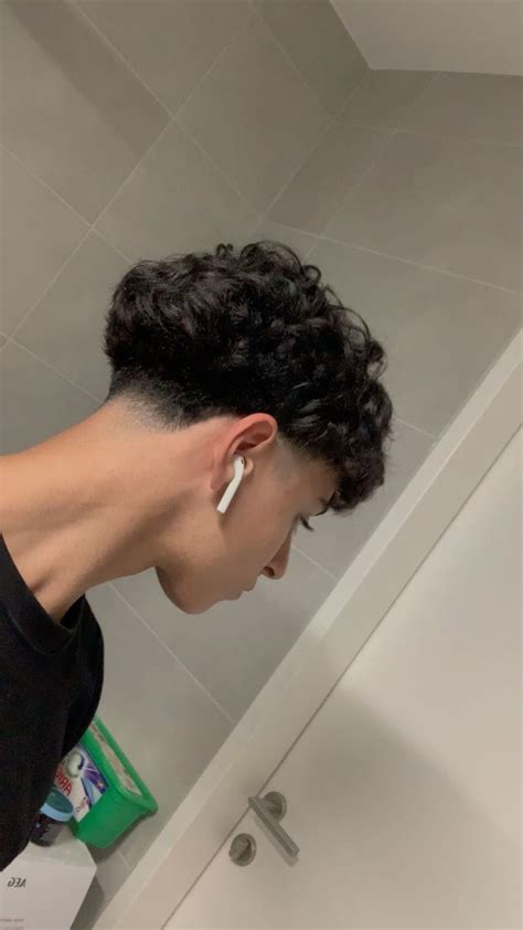 Taper fade curly hair | Erkek saç stilleri, Erkek saç modelleri, Erkek ...