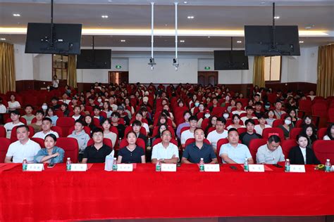海南科技职业大学云龙校区举行新学期升国旗仪式