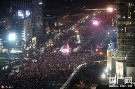 韩国部分民众手拿反战标语举行烛光守夜活动-韩国-浙江工人日报网
