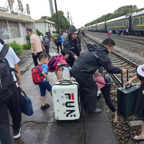 电白沙琅：警方安全转移滞留列车旅客超3000人_治安大队_茂名市_到达