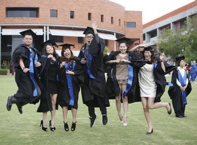 加拿大大学毕业典礼上，中国留学生掏出一块布……_北京日报网