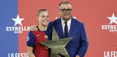 Ewa Pajor, the MVP of the Gamper, was awarded the Estrella Damm trophy