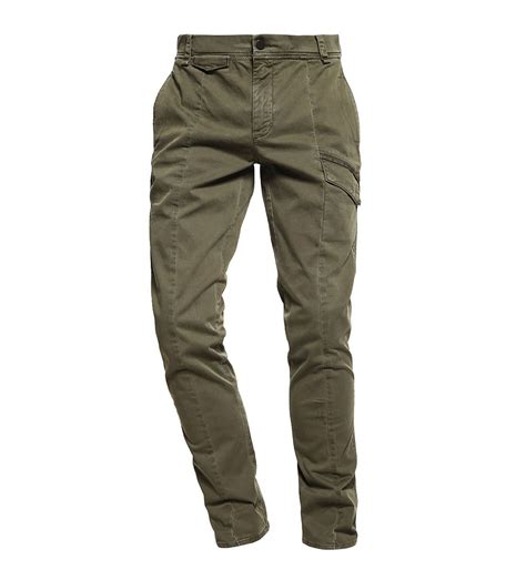 Shahrukh Khan is in love with cargo pants. Here’s how you can get his ...