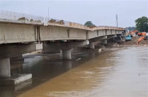 印度民众亲眼目睹，大桥坍塌砸向恒河！耗资171亿卢比，长3.1公里，去年已塌过一次……|坍塌_新浪财经_新浪网