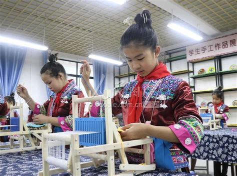 广西柳州：学习织锦技艺-人民图片网