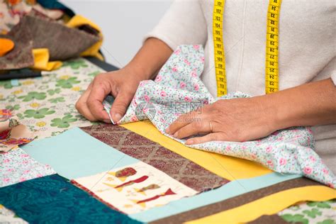老妇人用针线做手工缝纫高清摄影大图-千库网