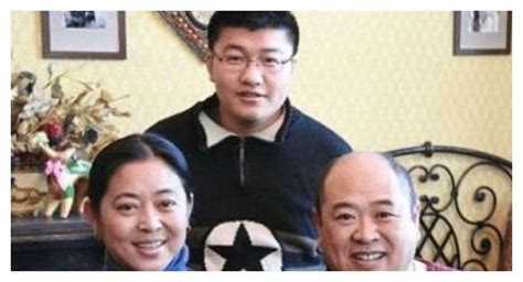61岁的倪萍儿子大曝光，儿时身患眼疾险些失明，如今颜值不忍直视__财经头条